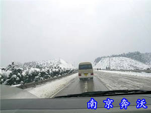 2007年公司參加江蘇電力救援車支援湖南郴州?。▓D）